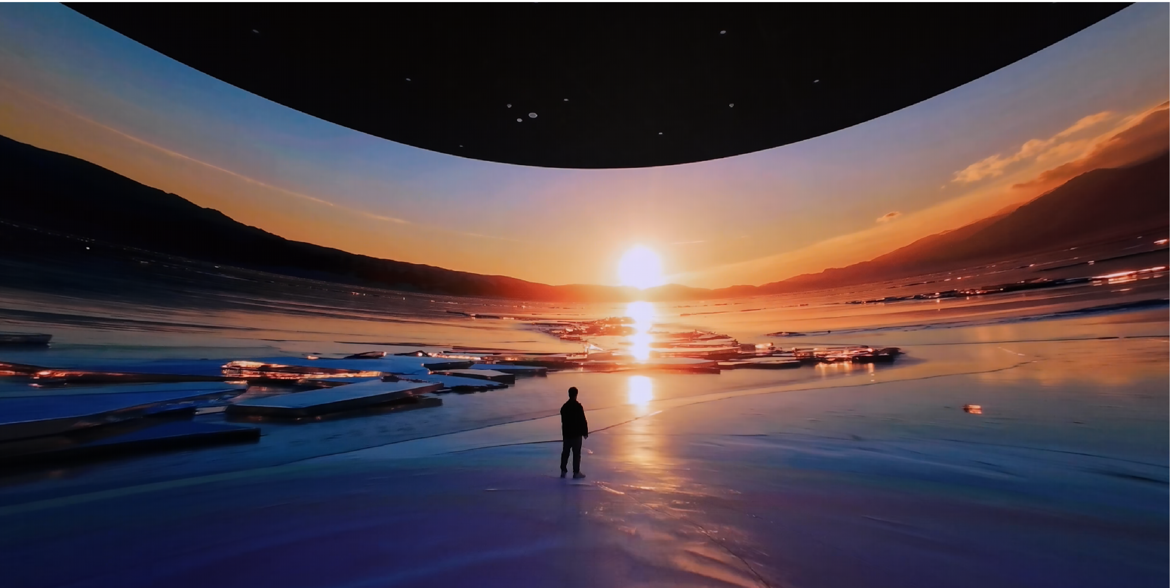 沉浸式剧院怎么解决回音和发热？赛里木湖 428㎡ 透声巨幕全案复盘